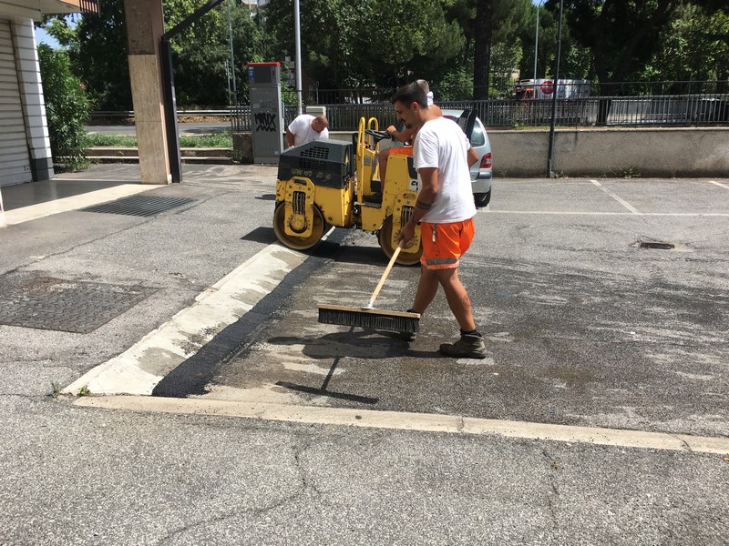 Pavimenti e rivestimenti in ceramica - marmo - linoleum - parquet - resine industriali e di arredo